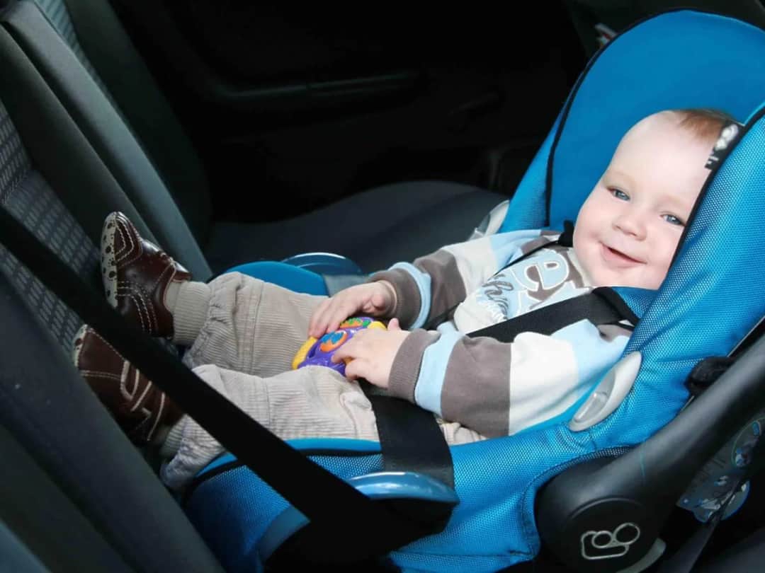 Do kiedy dziecko musi jeździć w foteliku? Przepisy i bezpieczeństwo w samochodzie