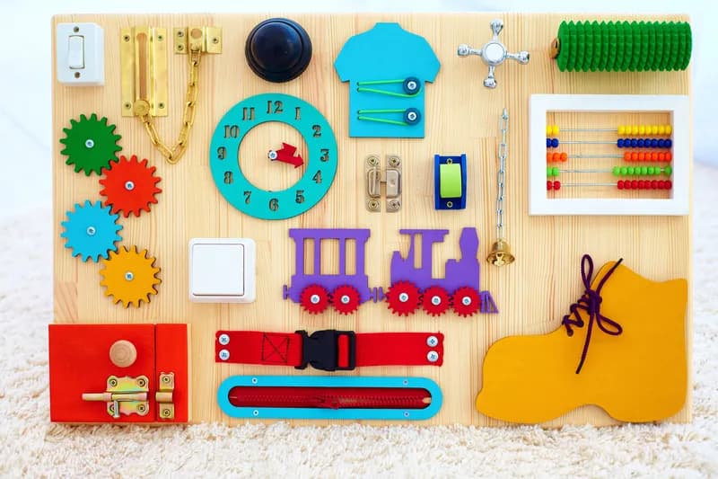 Jak zrobić tablicę sensoryczną dla dziecka – prosty poradnik krok po kroku